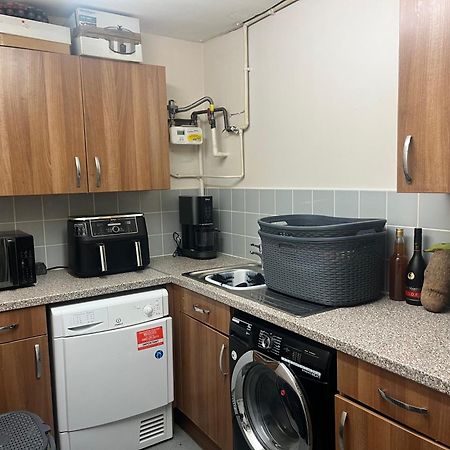 Queenomega'S Home Stay London Bagian luar foto